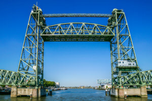 在一个晴朗的蓝色日子里，一座具有历史意义的电梯桥将为杰夫·贝佐斯被拆解