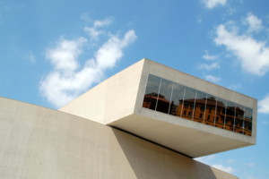 在一个阳光明媚的日子里，意大利现代博物馆建筑的外观