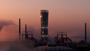 奥斯特拉发塔在工业烟雾中的黄昏