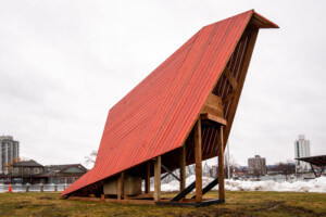 有一个红色大屋顶的海滨凉亭