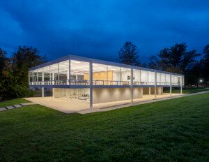 夜间图片的一座宽松的，玻璃的Mies van der-rohe建筑物