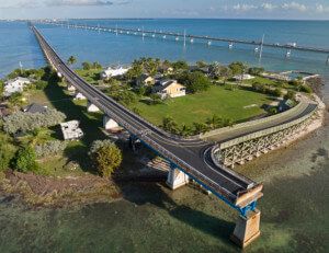 一个行人桥梁的图片在佛罗里达钥匙