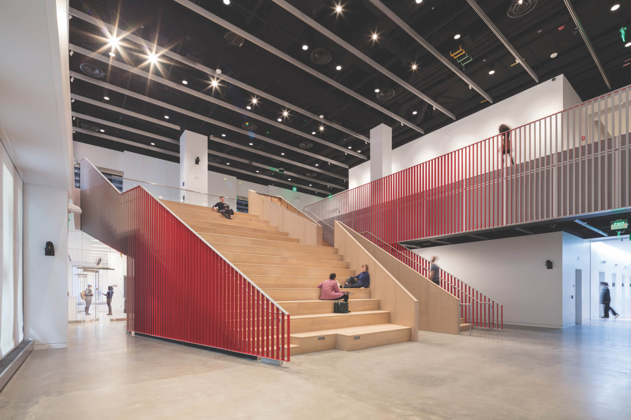 大型博物馆空间的社交楼梯照片