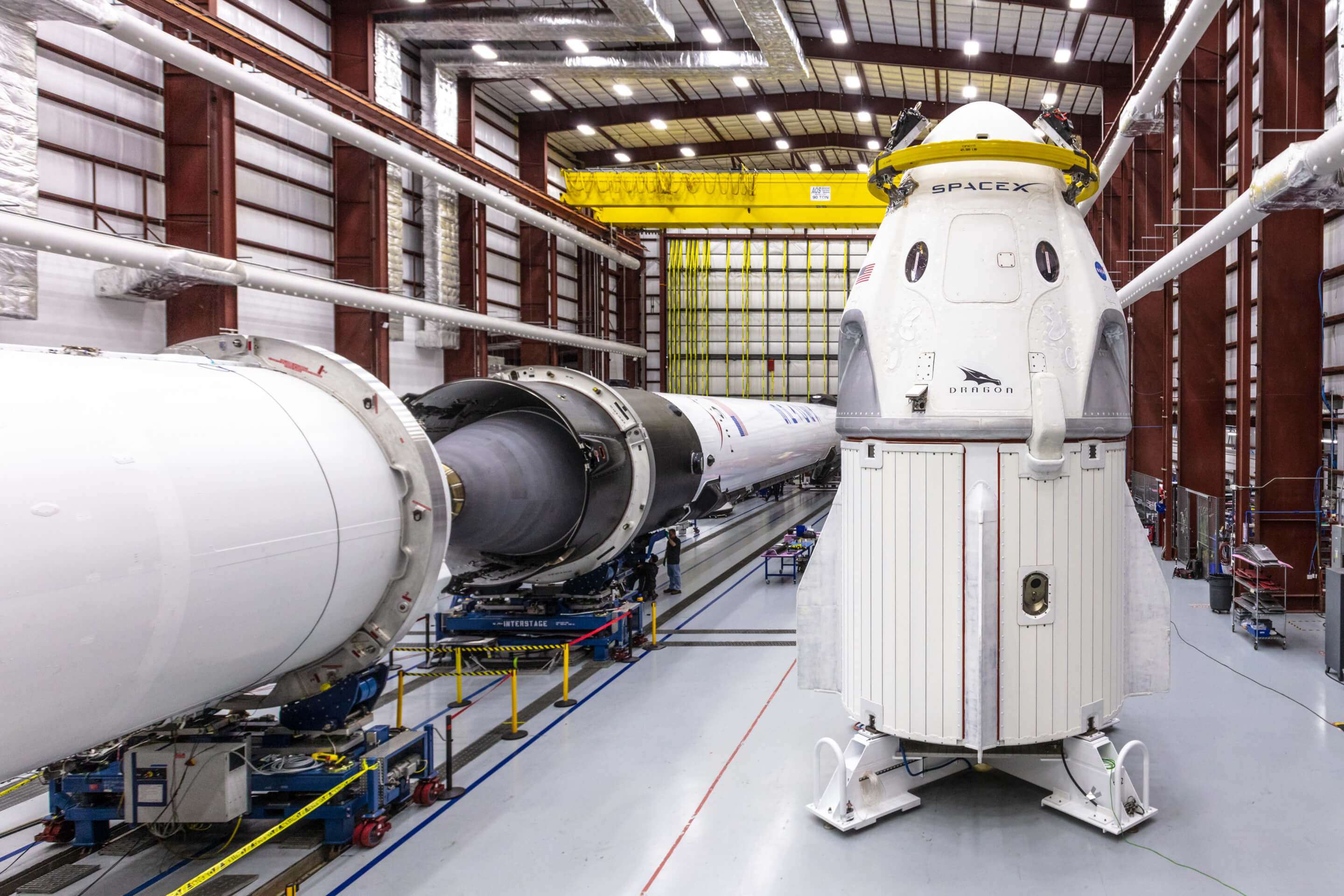 spacex公司的火箭和太空舱，象征着太空部队正在进行的新太空竞赛