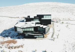 黑色的小屋，全黑的房子，被雪覆盖着