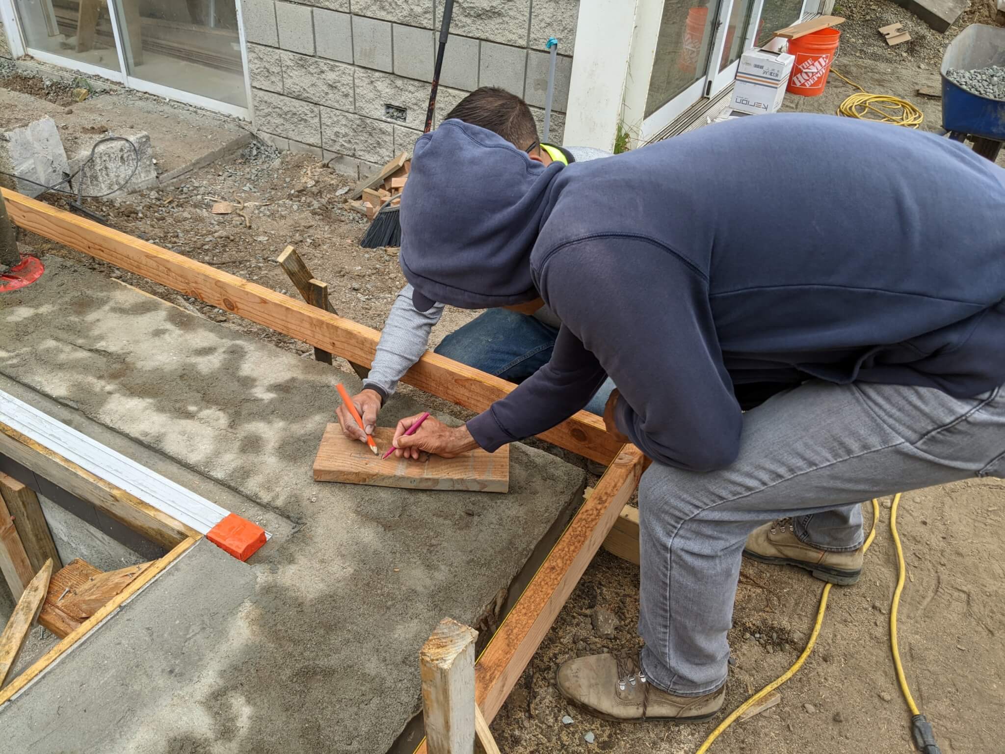 景观工人在浇筑混凝土时进行测量