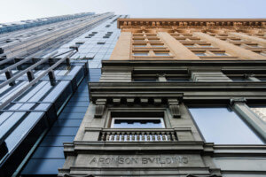 一座赤陶土建筑与一座带有阿伦森建筑标志的玻璃建筑相连