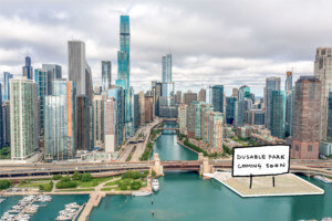 空中拍摄的芝加哥河边开发基地，摩天大楼和未来可使用的公园