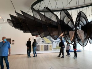 菲莉西亚·戴维斯(Felicia Davis)设计的一床起伏的被子从天花板上垂下来