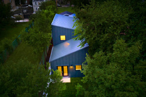 overhead view of a contemporary home on a narrow chicago lot
