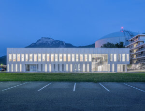 长而四方形的中子研究中心坐落在阿尔卑斯山脉旁