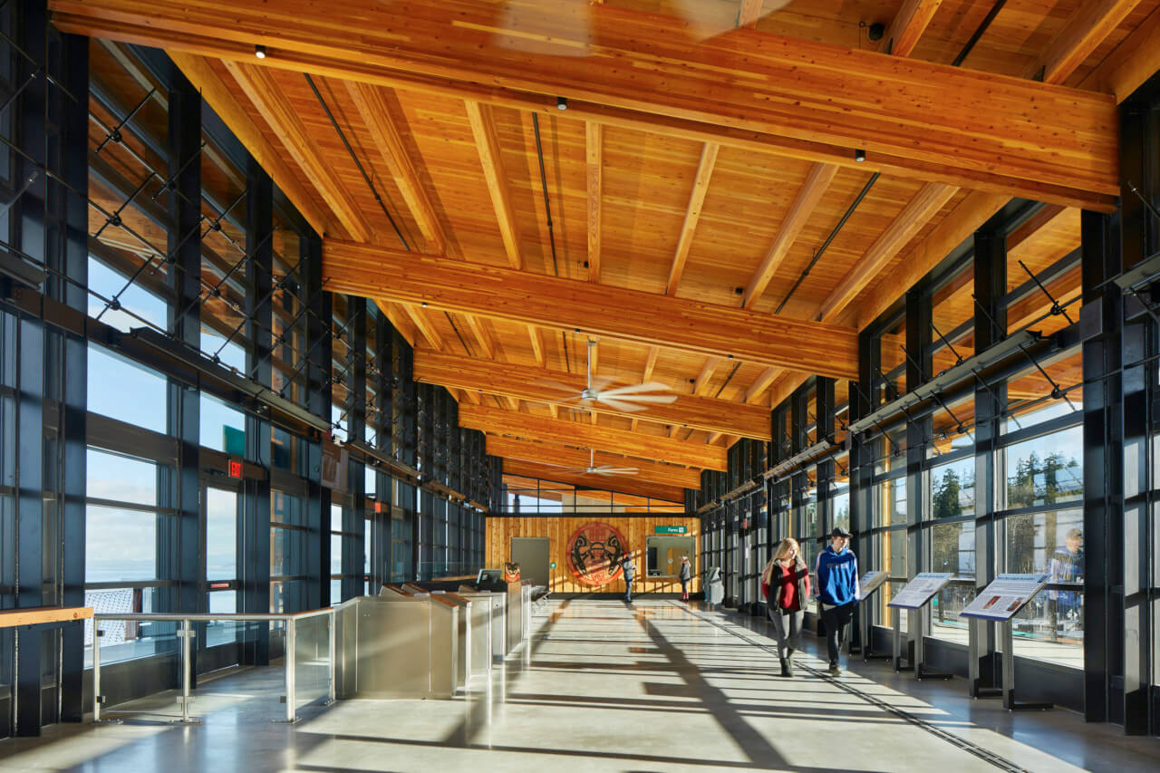 一个木制天花板的大型交通大厅