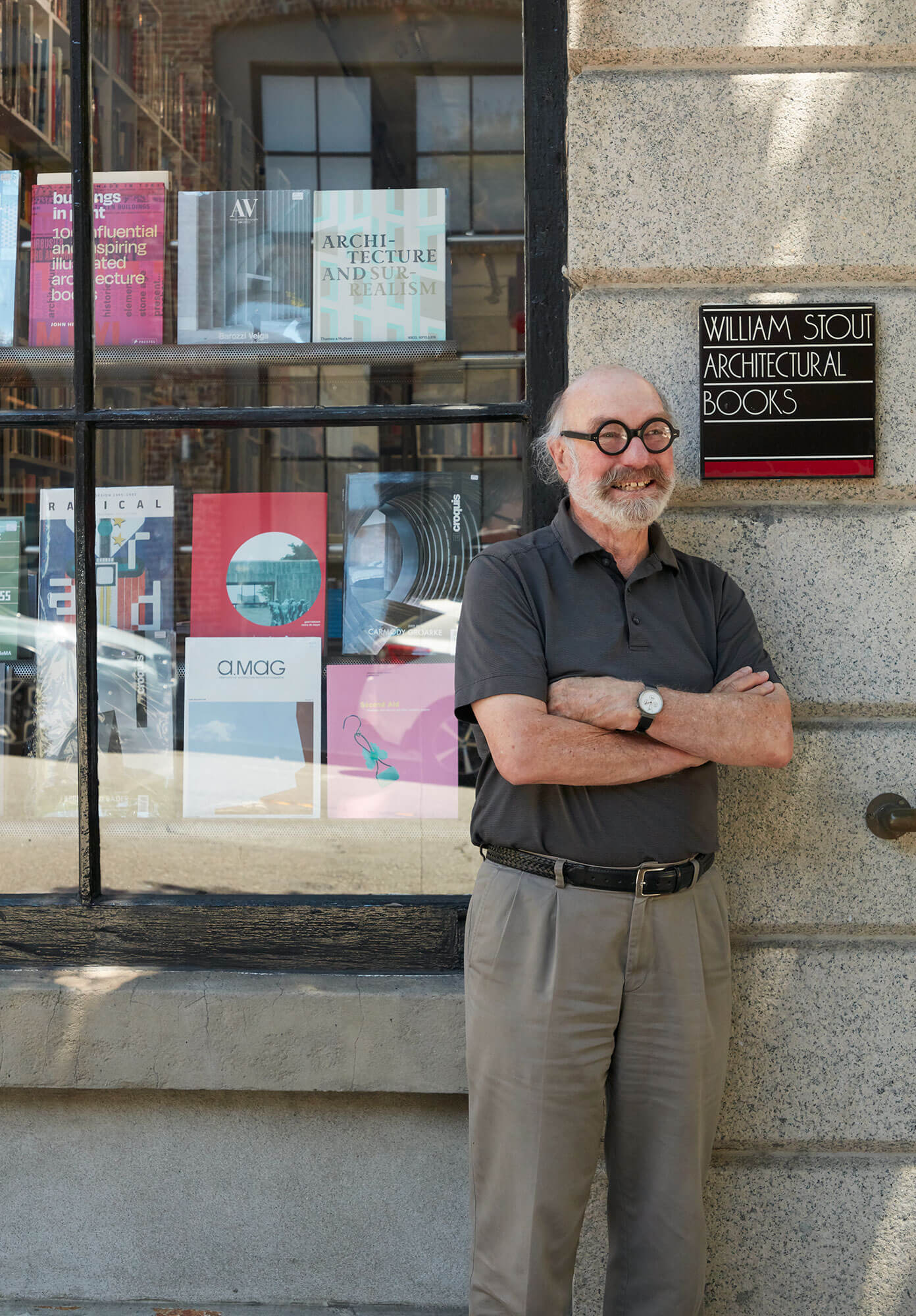 书商威廉·斯托特在他旧金山同名书店外