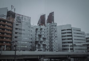 在东京的胶囊建筑与前景高速公路的观点