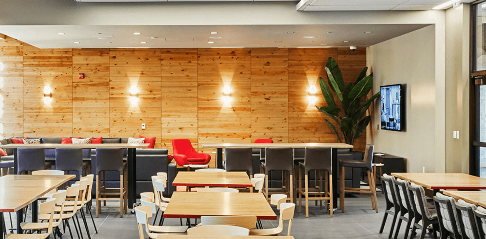 四个墙壁壁灯照亮了餐厅环境中裸露的木墙