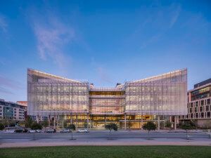 UCSF的Joan and Sanford I. Weill神经科学研究所，一个四方形的建筑，有两个展翅