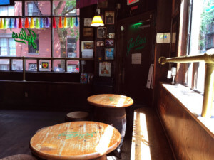 酒吧的内部，有划痕的木桌和温暖的氛围