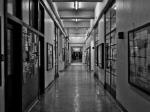 黑白照片的一个空走廊在大学大楼