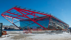 红色桁架的大型建筑的施工照片