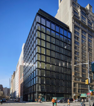 曼哈顿一座玻璃和赤陶土建筑的街景