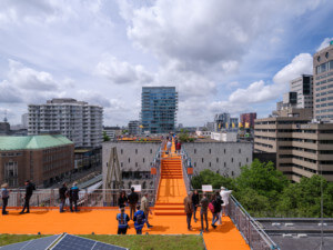 橙色地毯的屋顶装置