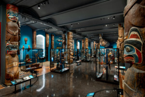 博物馆画廊的视图，专门展示西北海岸土著民族的物品和手工艺品