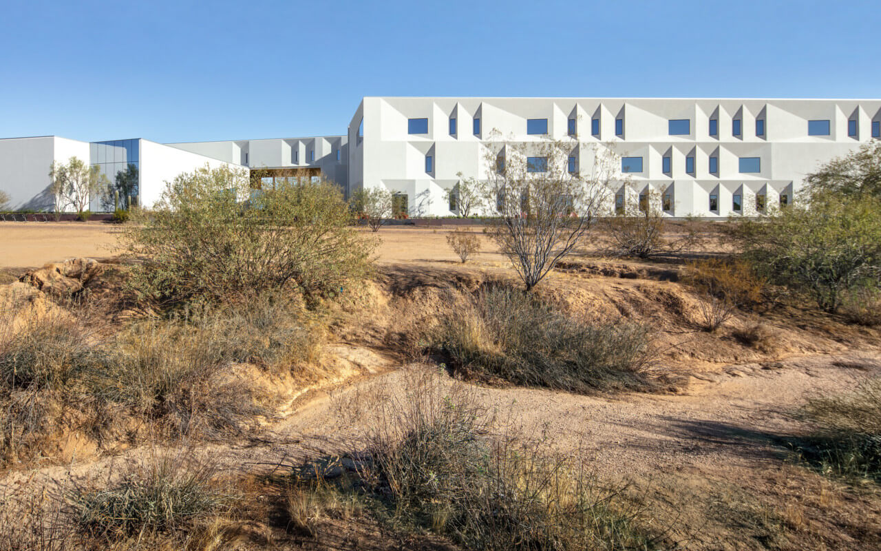 沙漠景观中建筑物的水平视图