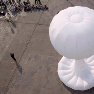 广场上巨大的白色充气雕塑