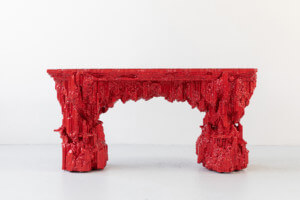 明亮的红色有质感的桌子