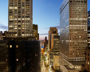 日落时分的纽约摩天大楼亮着灯。