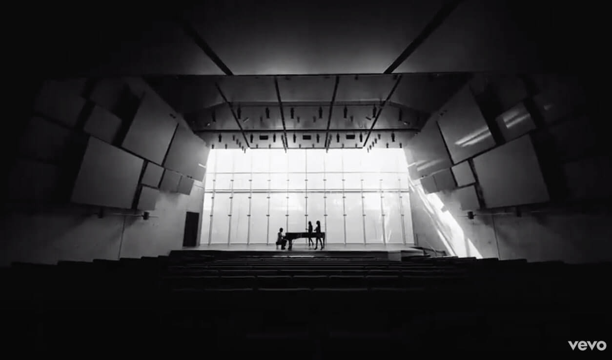 钢琴男人的黑白镜头