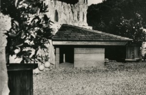 黑白图像的狗屋与角屋顶