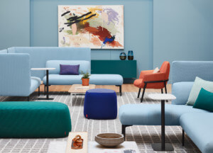 色彩斑斓的家具装饰了霍沃斯酒店的内部