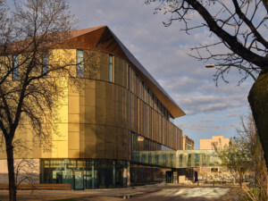金色面板覆盖的学术大楼外观