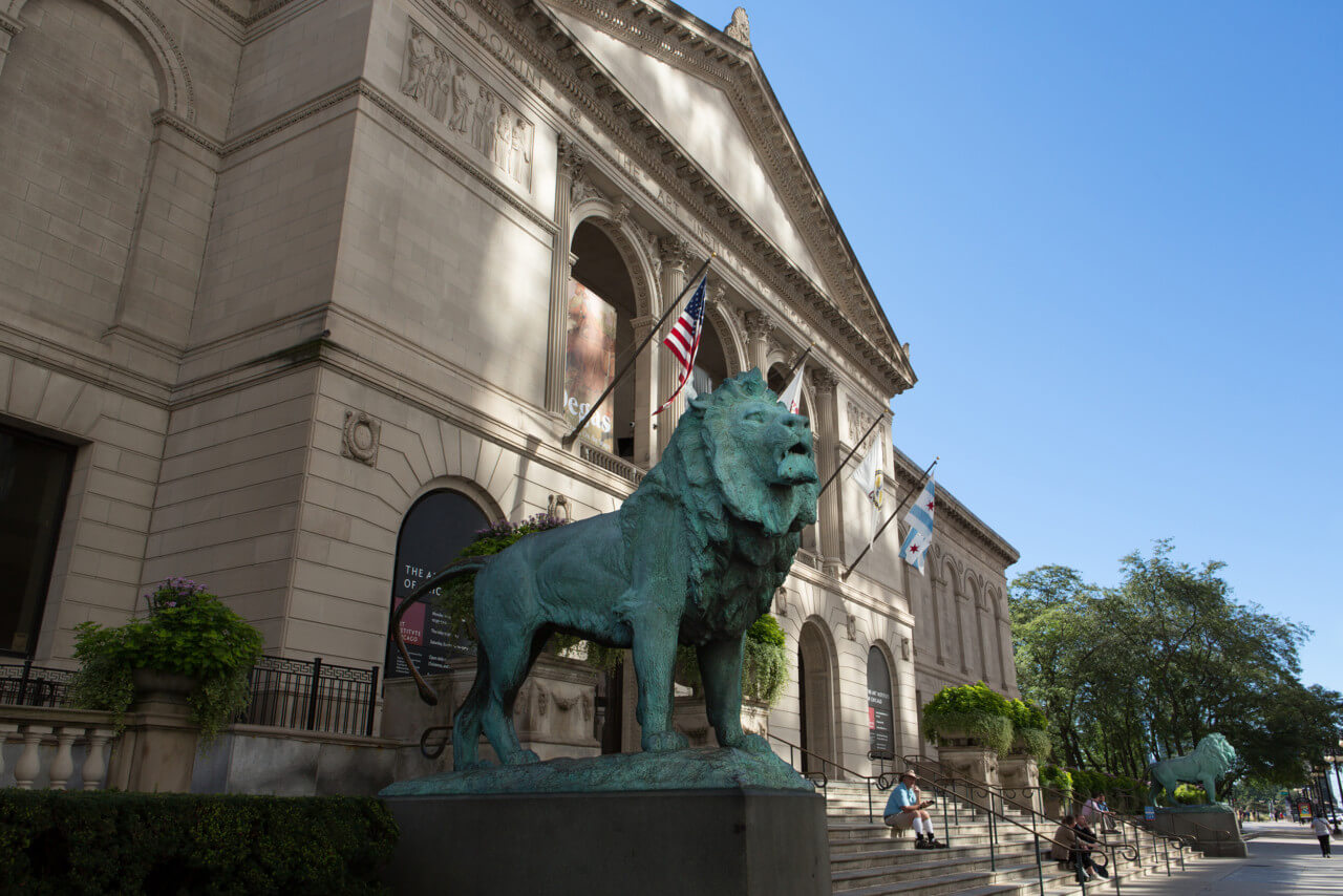 建筑物外基座上的青铜狮子雕像