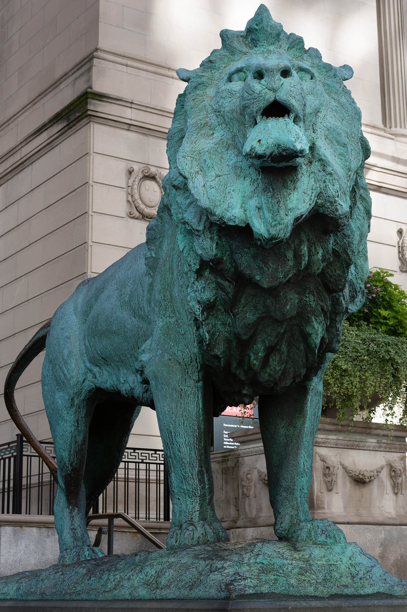 青铜狮子雕像