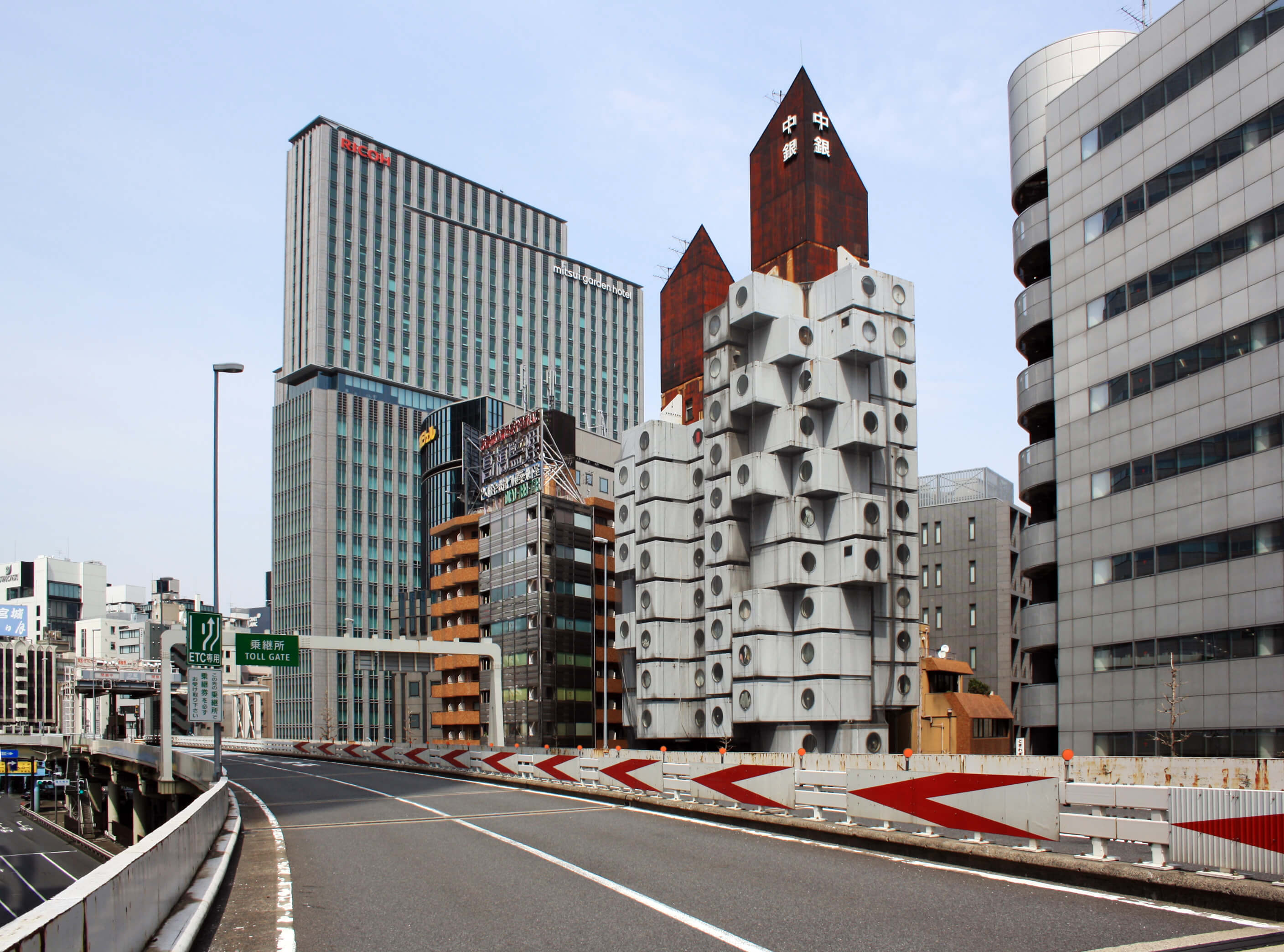从东京高速公路上看nakagin胶囊塔