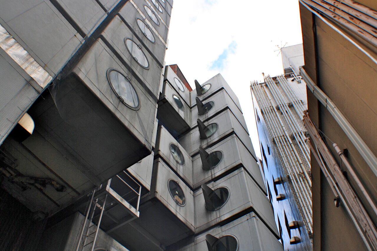 东京著名胶囊建筑的网罩外观