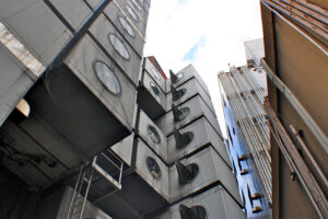 东京著名胶囊建筑的外网覆盖