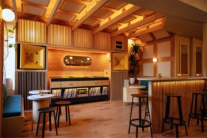 酒吧空间里有一间木制的听歌室