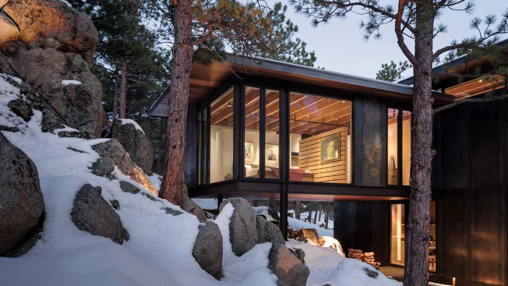 一座悬挑的房子坐落在雪景之上