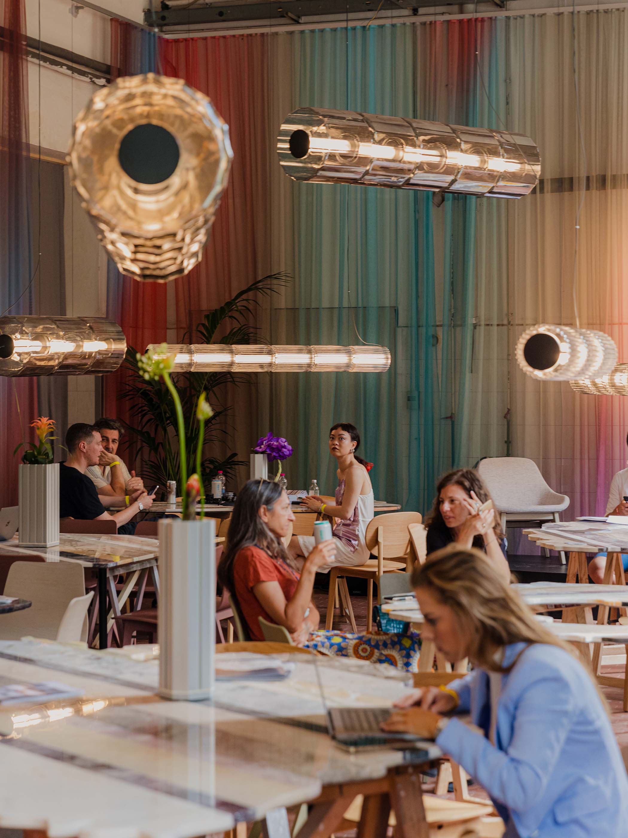 圆柱形的灯具悬挂在咖啡馆空间的天花板上