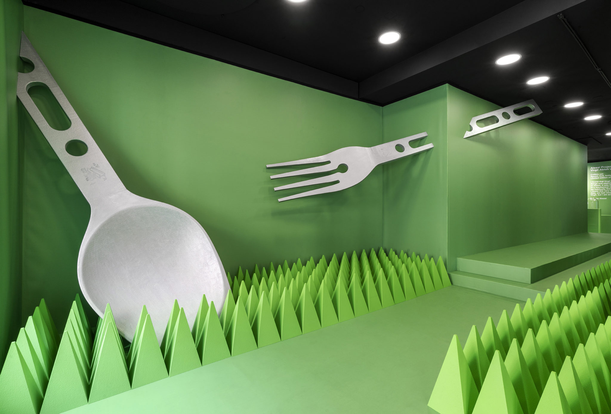 巨大的叉子和勺子在绿色的墙上