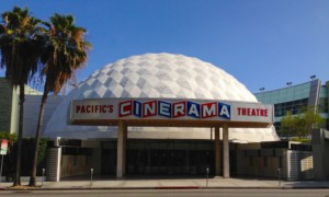 白色圆顶屋顶的Cinerama电影院