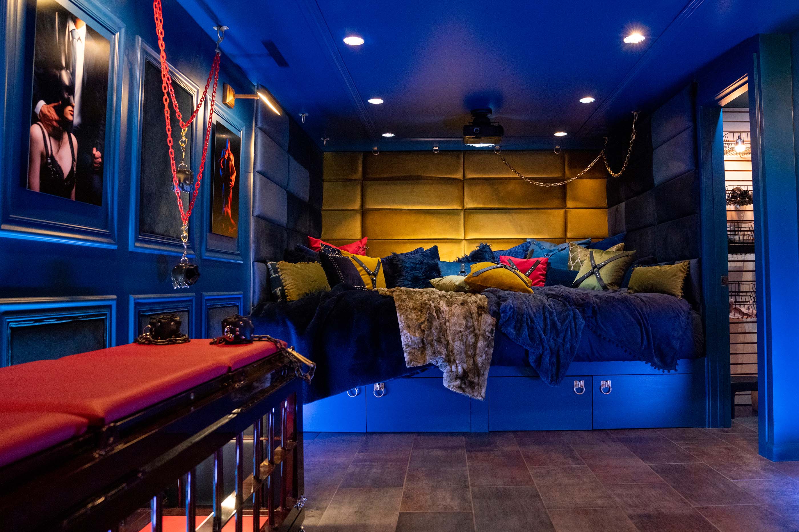 忧郁的蓝色房间，大沙发般的床