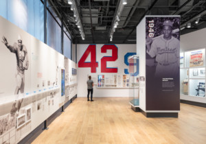 一个关于棒球传奇杰基·罗宾逊的博物馆展览