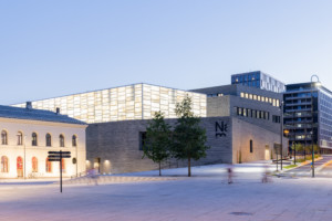 挪威奥斯陆一座低矮的现代博物馆建筑的外观