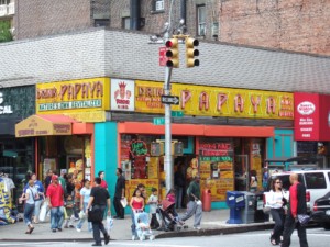 曼哈顿一家叫木瓜王的餐馆的外观