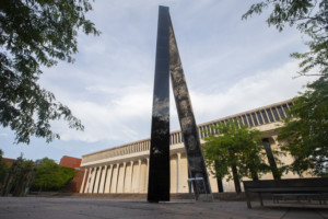 普林斯顿大学一栋建筑外的雕塑装置