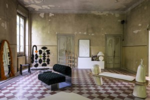 房间里的家具都是瓷砖地板和旧墙